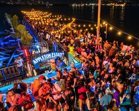 Festa noturna com luzes e público dançando (imagem ilustrativa)