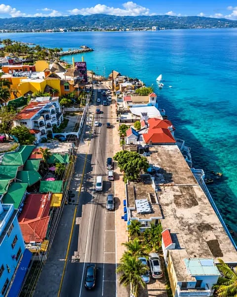 Vista aérea da Hip Strip, avenida com lojas e restaurantes à beira-mar em Montego Bay
