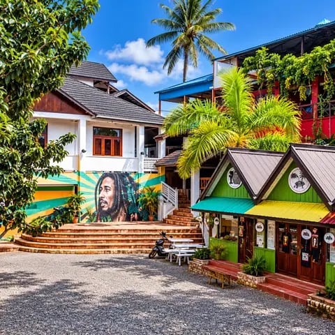 Construções coloridas e mural de Bob Marley em Nine Mile
