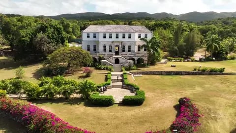 Vista aérea da mansão histórica Rose Hall cercada por jardins