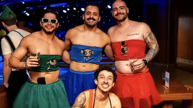 Amigos fantasiados na festa temática