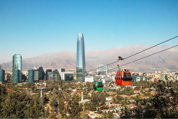 Teleférico do Cerro San Cristóbal com o Gran Torre Costanera ao fundo