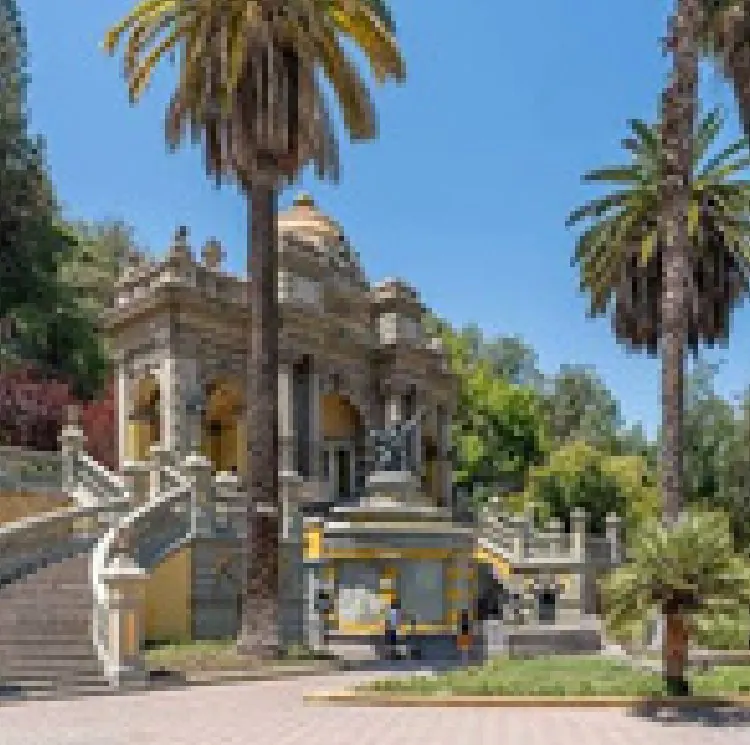 Escadaria e fonte neoclássica do Cerro Santa Lucía entre palmeiras