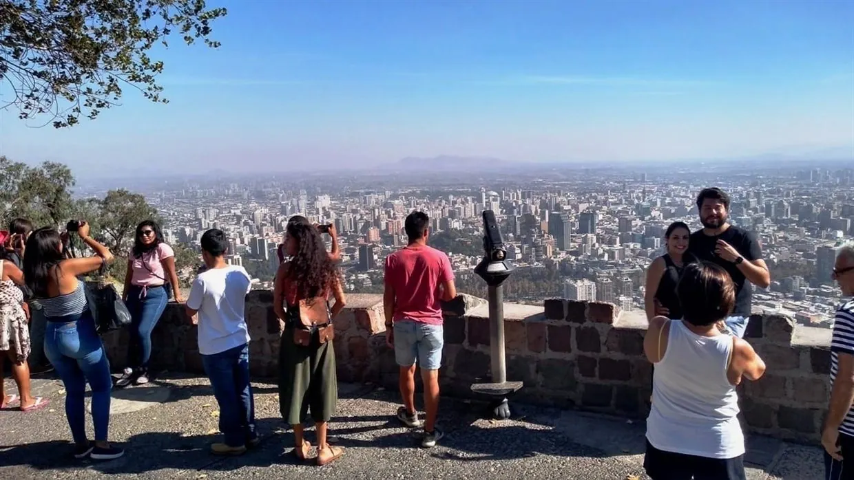 Pessoas observando a vista de Santiago em um mirante