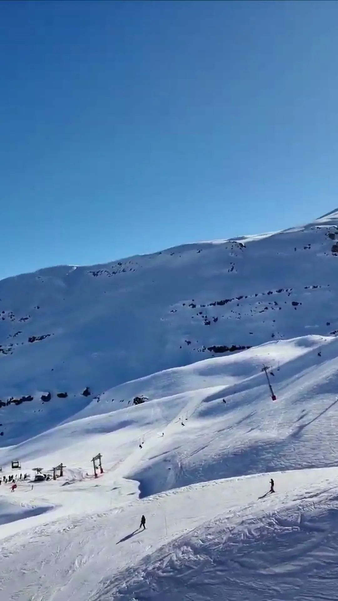 Pistas nevadas de Valle Nevado sob céu azul, na Cordilheira dos Andes