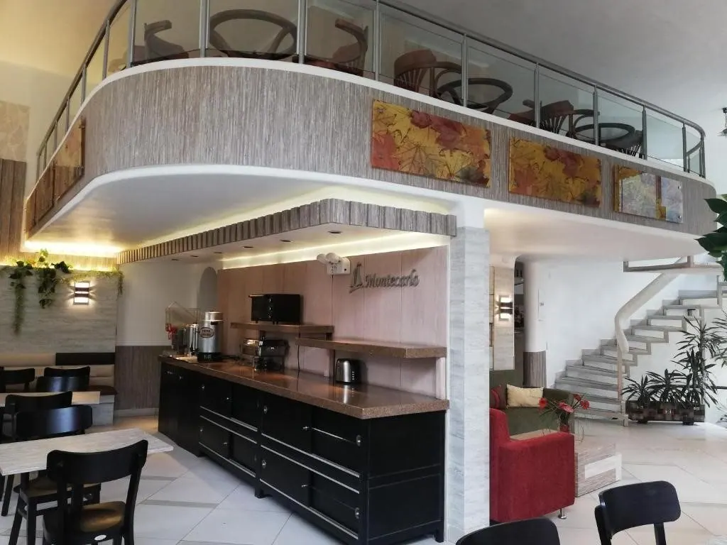 Recepção e mezanino do Hotel Montecarlo Santiago