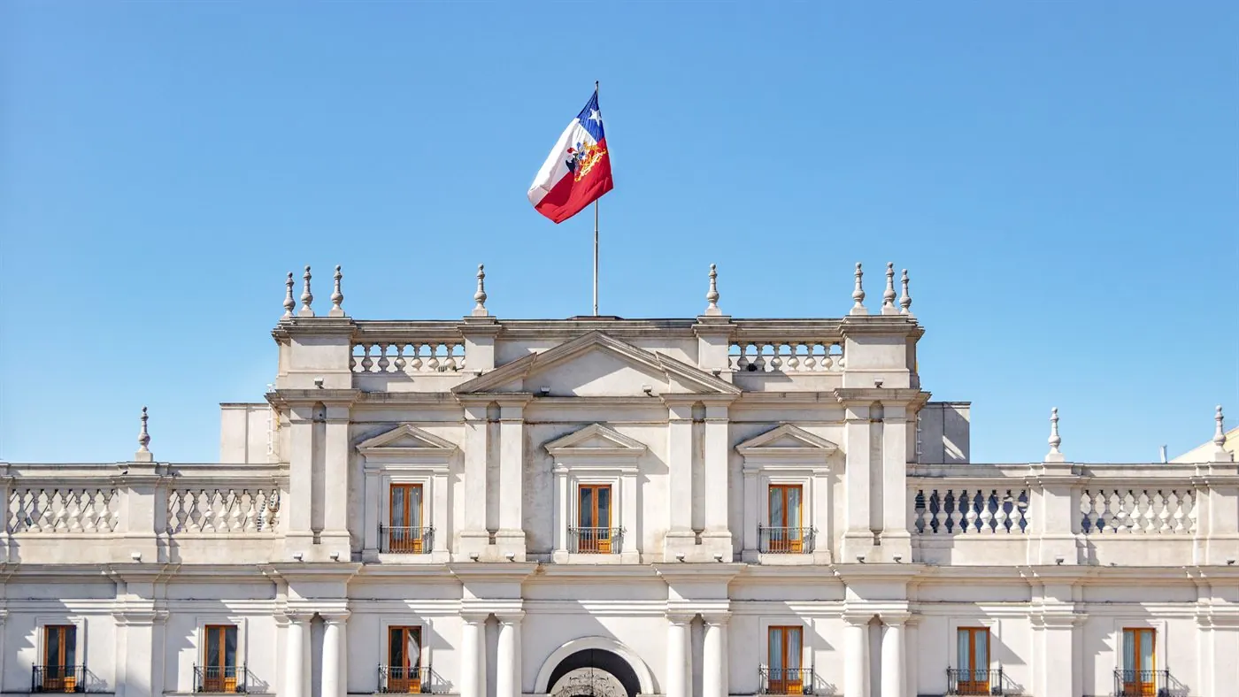 Fachada do Palácio de La Moneda com a bandeira do Chile