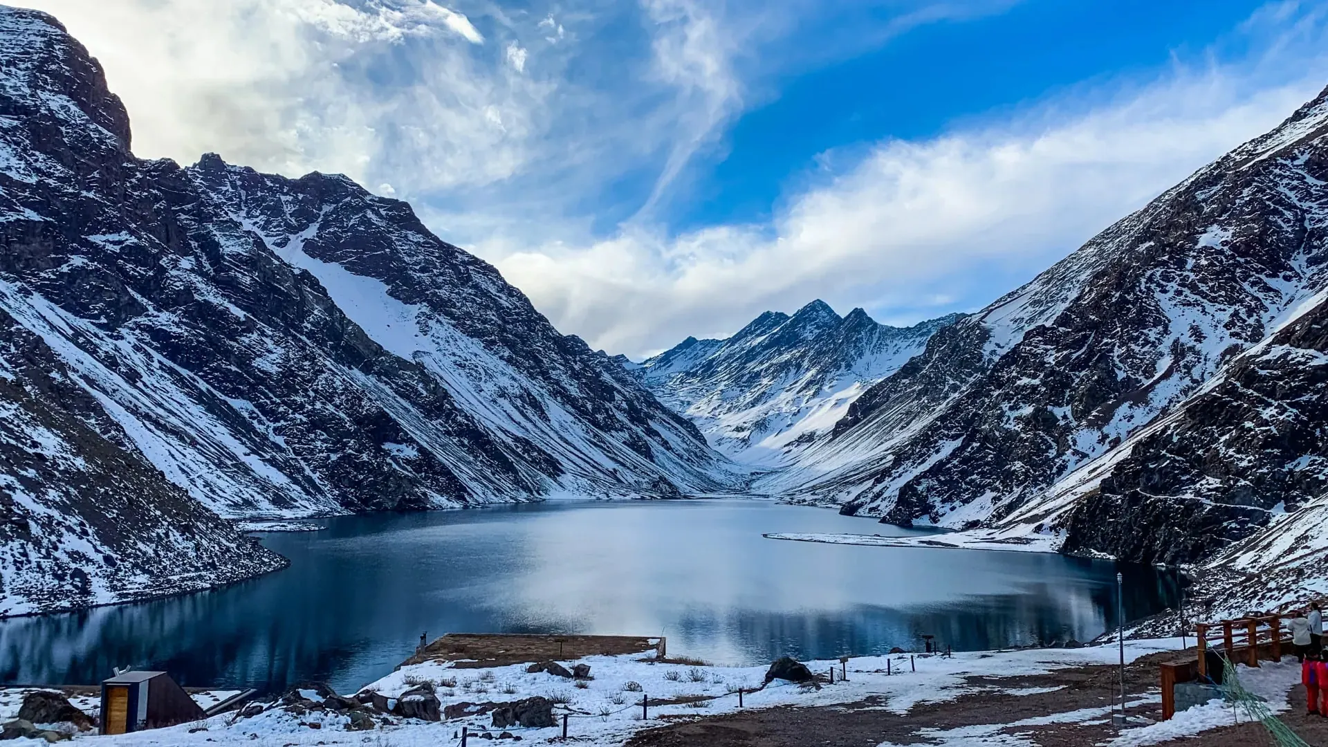 Laguna del Inca cercada por montanhas nevadas em Portillo