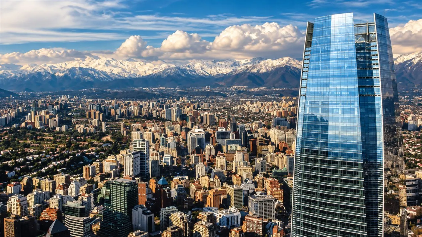 Vista aérea de Santiago com o Gran Torre Costanera e a Cordilheira nevada no horizonte