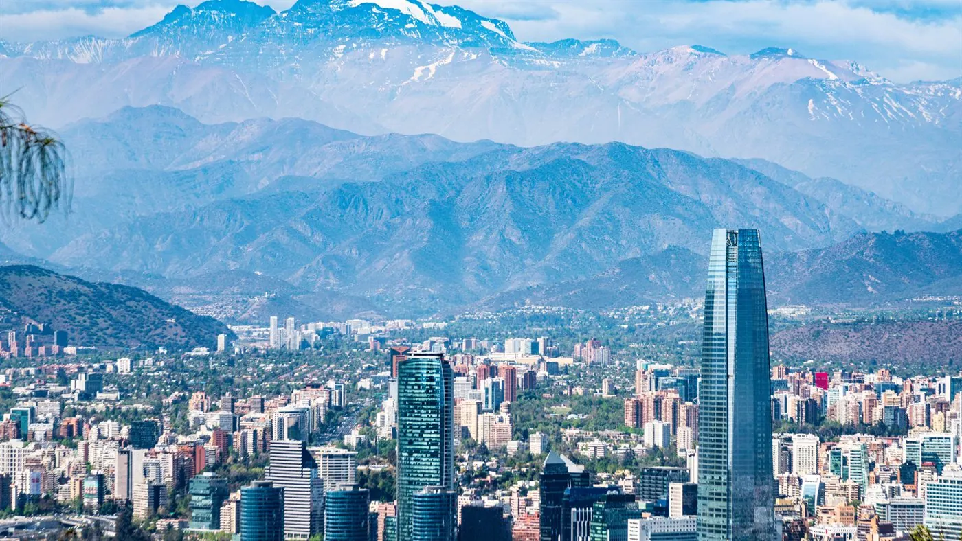 Skyline de Santiago com a Cordilheira dos Andes ao fundo