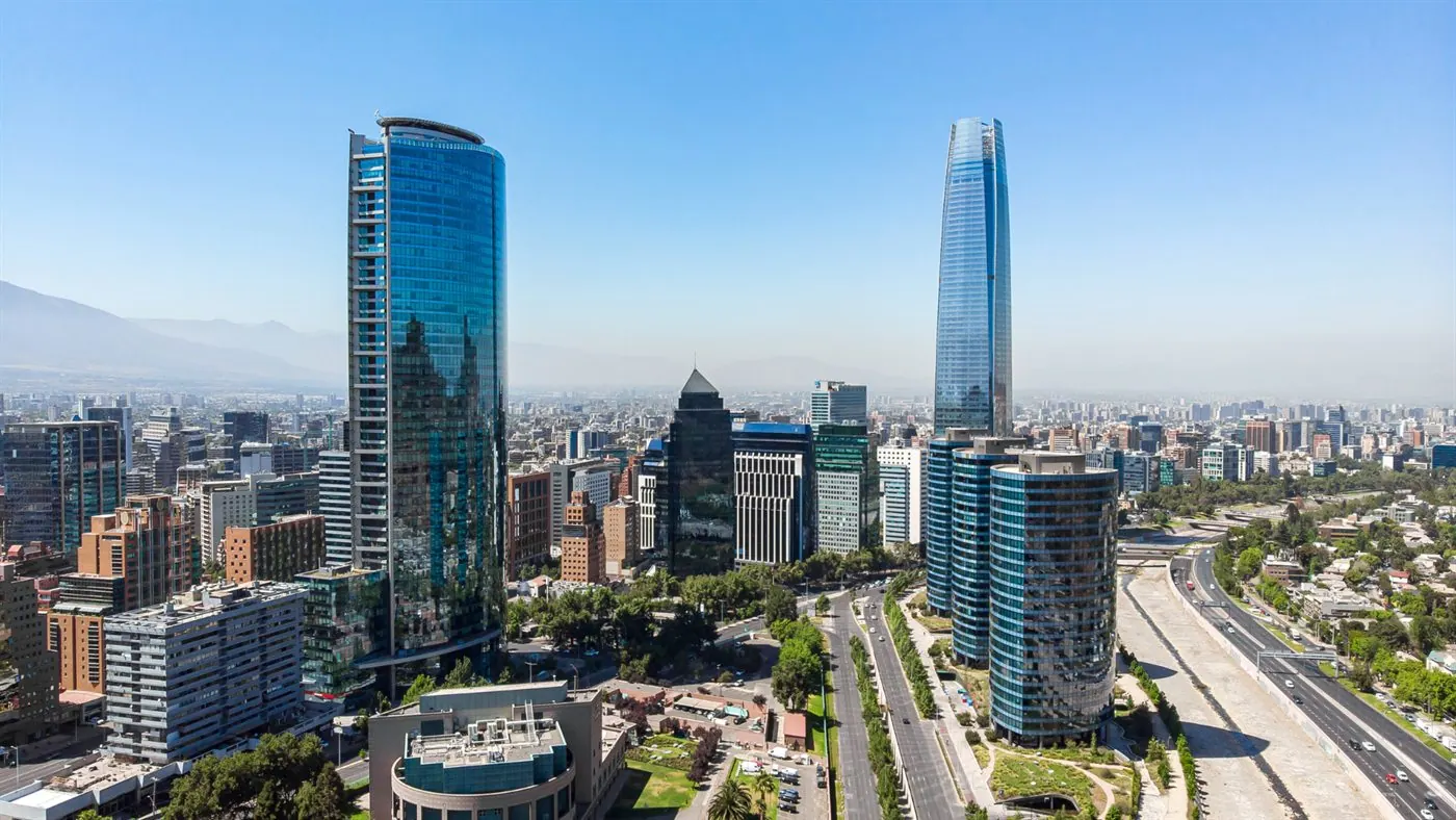 Prédios modernos de Santiago sob céu azul