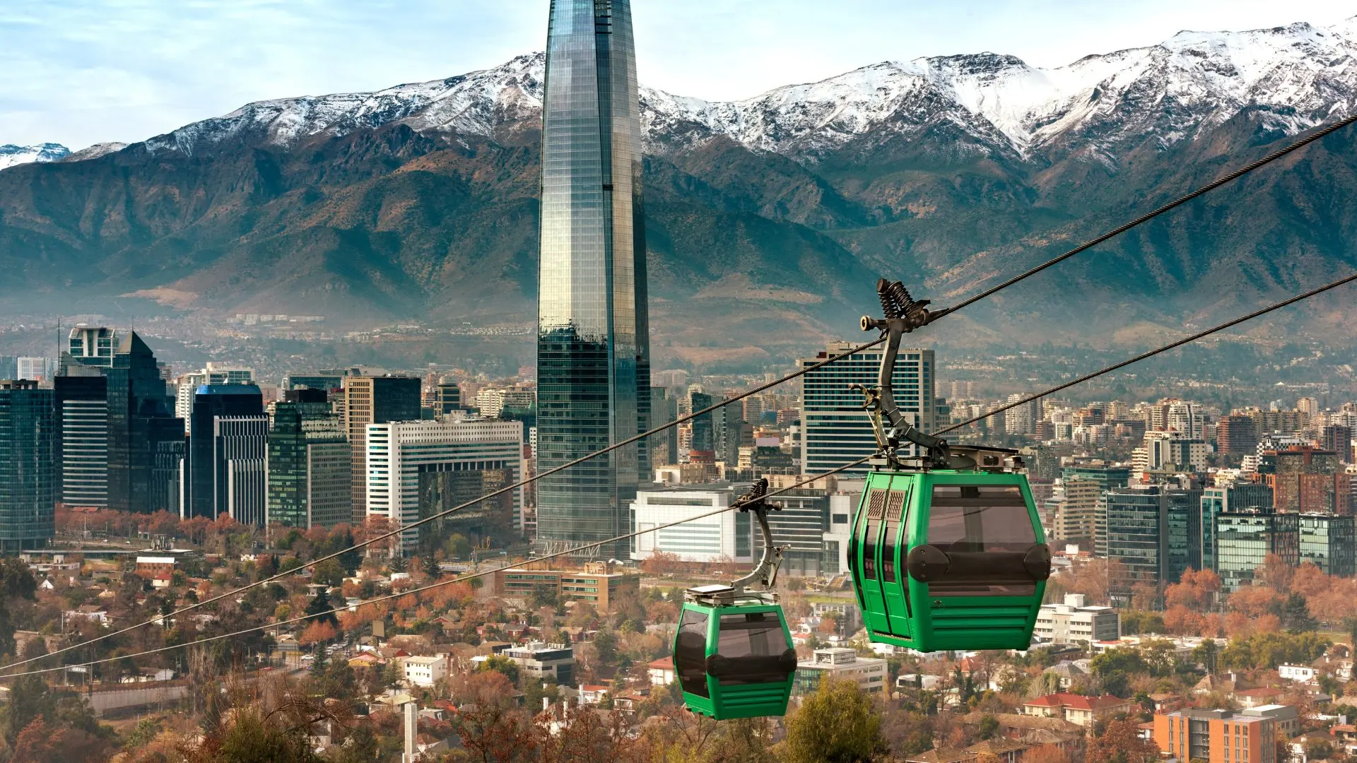 Teleférico do Cerro San Cristóbal com os prédios de Santiago e a Cordilheira nevada ao fundo