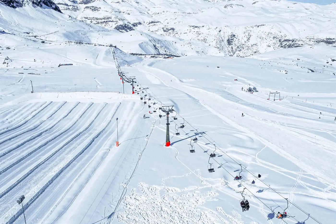 Vista aérea das pistas e teleféricos de Valle Nevado cobertos de neve