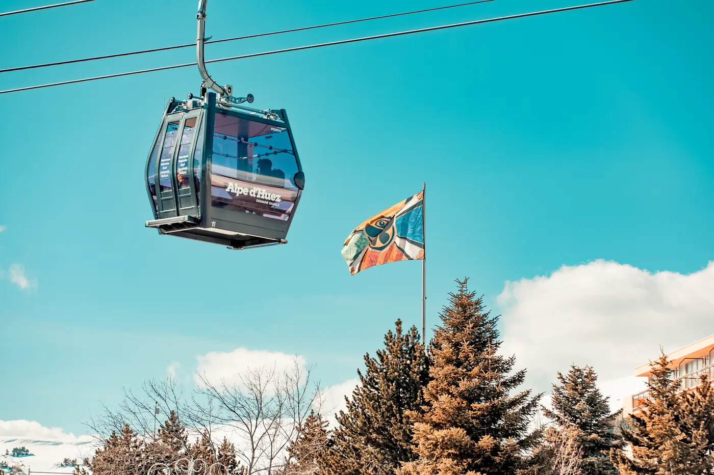 Teleféricos com bandeiras do Tomorrowland Winter