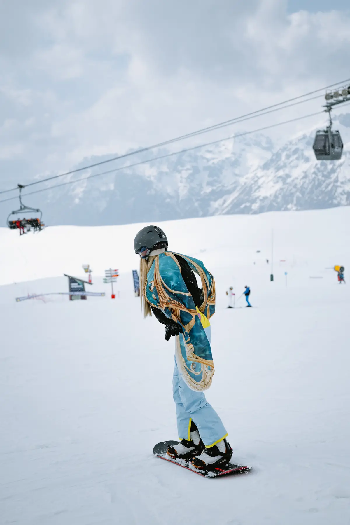 Snowboarder descendo a pista em Alpe d'Huez
