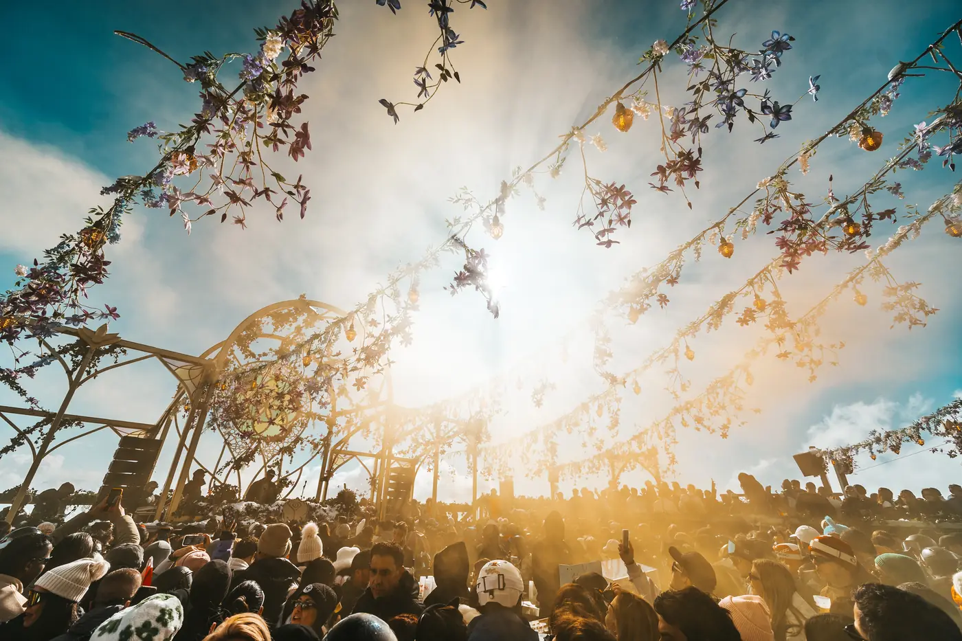 Multidão sob o sol no Tomorrowland Winter