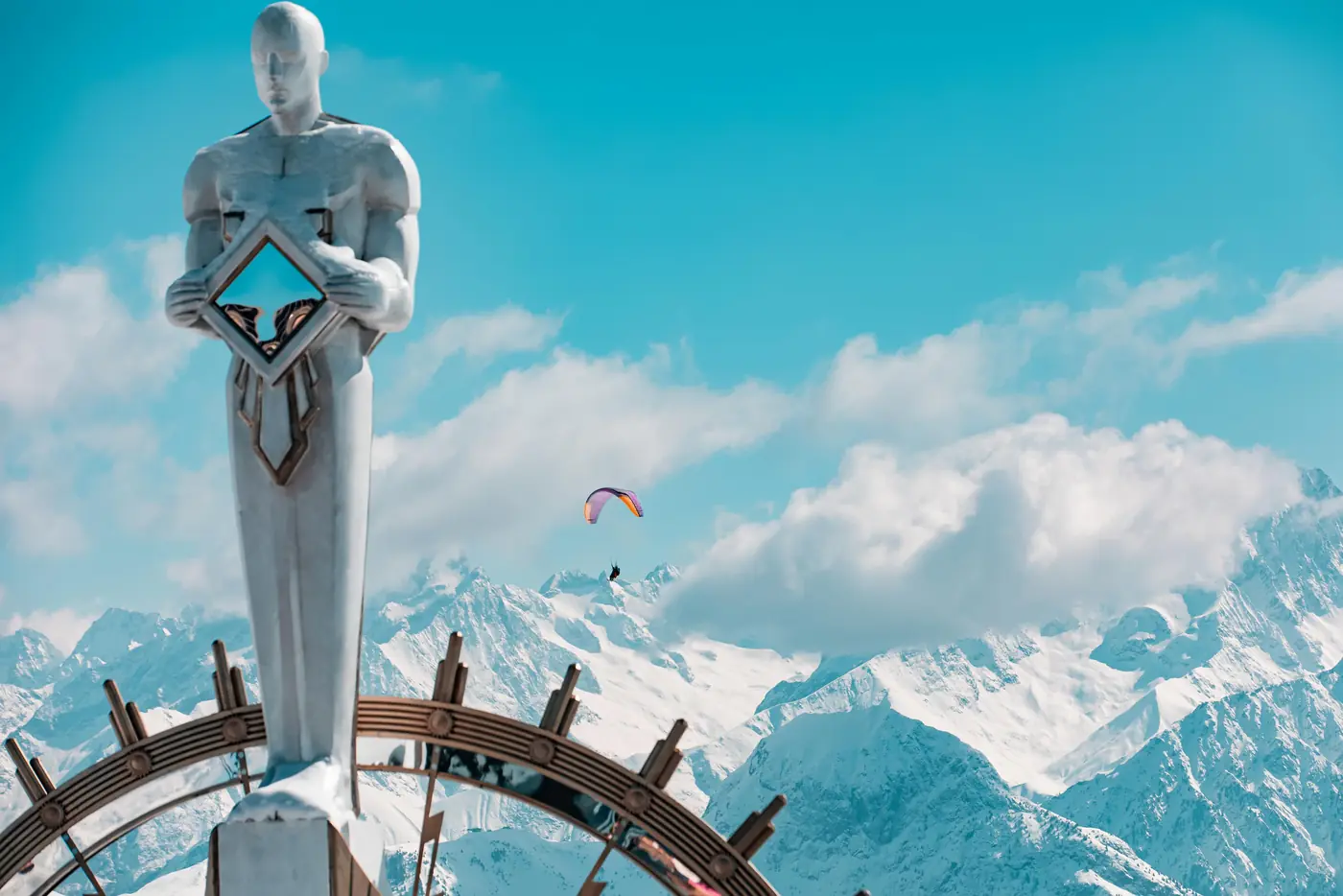 Totem do Tomorrowland na neve com os Alpes ao fundo