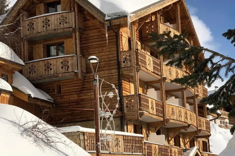 Fachada do hotel Le Camigane I, em Alpe d'Huez