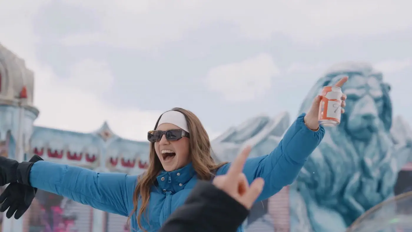Público celebrando junto a uma escultura de gelo no Tomorrowland Winter