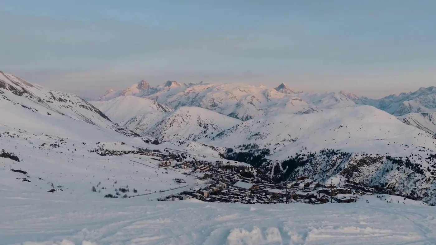 Cordilheira nevada vista de Alpe d'Huez ao amanhecer