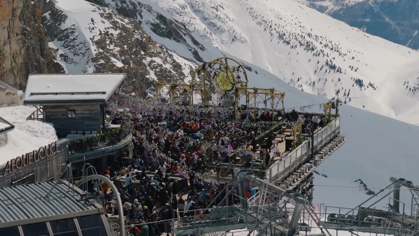 Palco na montanha lotado durante o Tomorrowland Winter